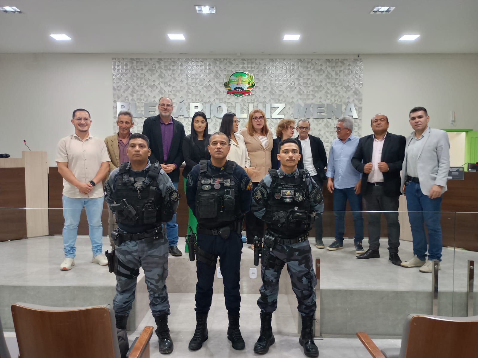 Homenagem à bravura: PMs são reconhecidos por resgate em inundação